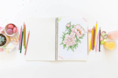 kadın Hobiler ve eğlence kavramı. basit renkli kalemler ile çizim