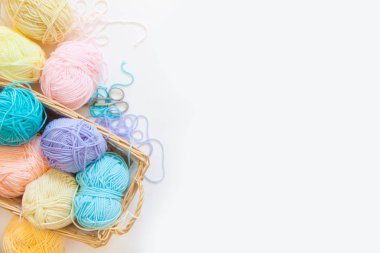 renkli iplik topları ve örgü beyaz izole iğne Üstten Görünüm