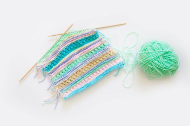 renkli iplik topları ve örgü beyaz izole iğne Üstten Görünüm