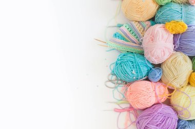 İplik iğne örgü örme için renk ve kanca kroşe. Beyaz arka plan. İzole.