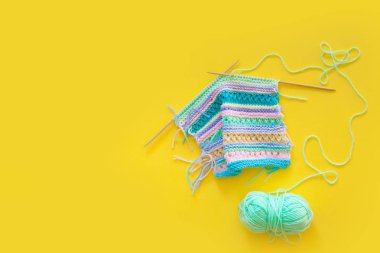 İplik iğne örgü örme için renk ve kanca kroşe. sarı arka plan. 