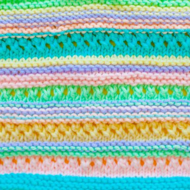 İplik iğne örgü örme için renk ve kanca kroşe. sarı arka plan. 