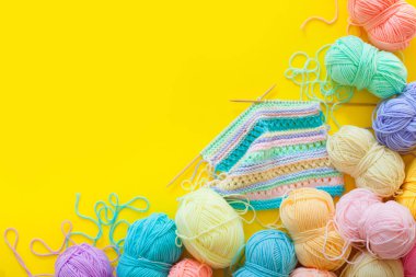 İplik iğne örgü örme için renk ve kanca kroşe. sarı arka plan. 