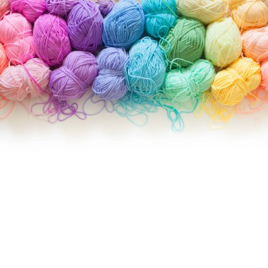 İplik iğne örgü örme için renk ve kanca kroşe. sarı arka plan. 