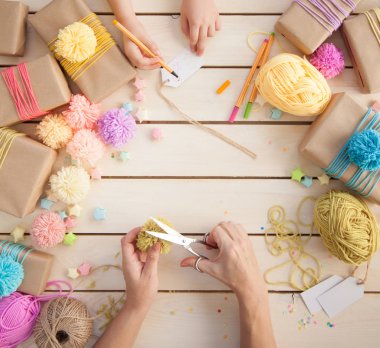 Ambalaj ve renkli hediyeler Noel veya Doğum günü için dekorasyon