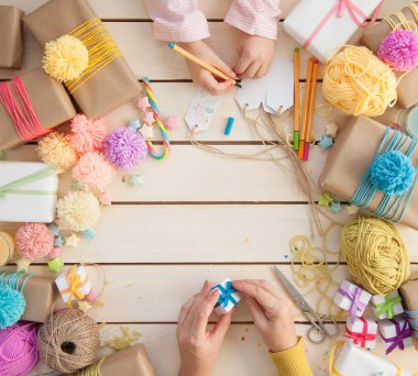 Ambalaj ve renkli hediyeler Noel veya Doğum günü için dekorasyon