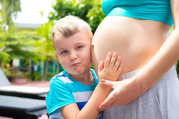 Jongen Hugs Zwangere Moeder — Stockfoto