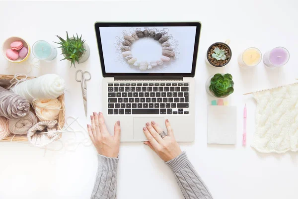 Une Femme Tricote Édite Une Boutique Ligne Sur Ordinateur Portable — Photo