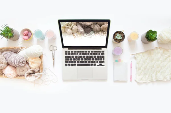 Woman Knits Edits Online Store Laptop Work Home — Stock Photo, Image