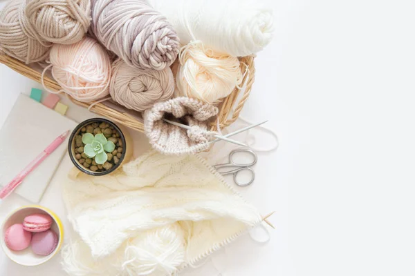 Conceito Hobby Uma Mulher Tricotar Trabalhar Casa Ganhos Com Bordado — Fotografia de Stock