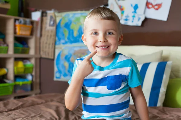 Дитина Дитячій Кімнаті Посміхається Отвір Від Зуба — стокове фото