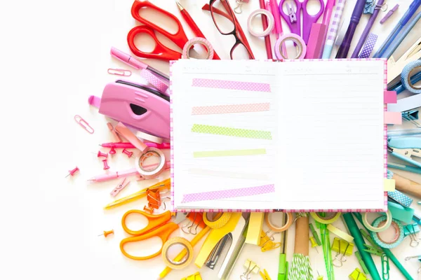 School Accessoires Zijn Aangelegd Vorm Van Een Regenboog Lijn Rij — Stockfoto