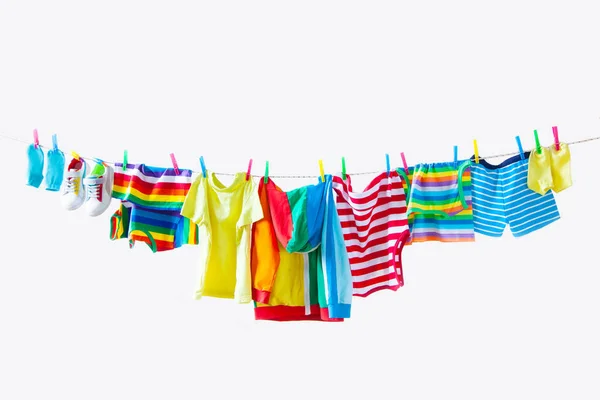 Clothesline Dengan Menggantung Pakaian Bayi Pada Latar Belakang Kuning — Stok Foto