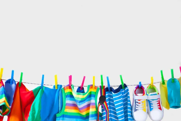 Clothesline Con Appeso Vestiti Bambino Sfondo Giallo — Foto Stock