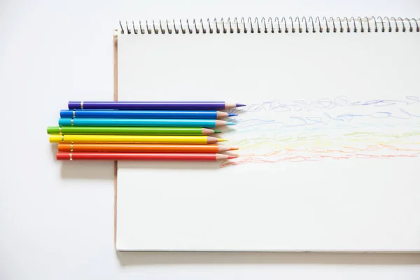 Beyaz Arka Plan Üzerinde Izole Renkli Ahşap Kalemler — Stok fotoğraf