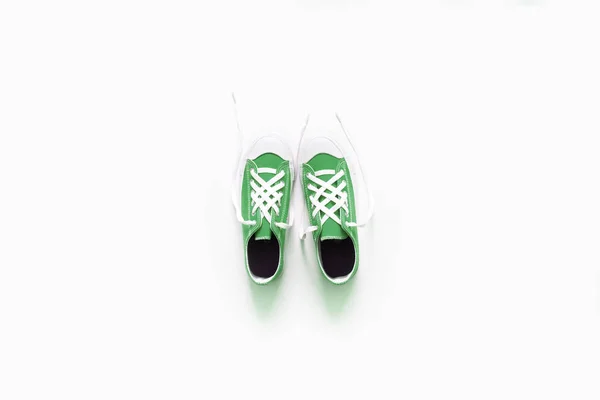 Curto Baixo Verde Brilhante Tênis Fundo Branco — Fotografia de Stock