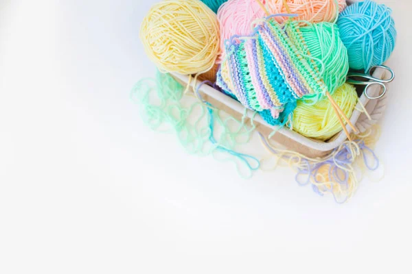 色のニット 編み物用の糸とかぎ針編みのフック 白い背景 — ストック写真