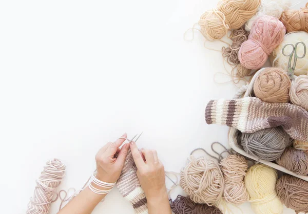 Garens Een Mand Van Beige Neutrale Natuurlijke Tinten Breien Haken — Stockfoto