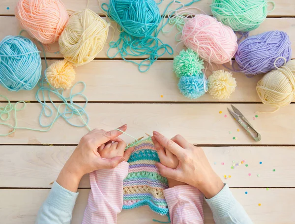 Hobby Las Mujeres Agujas Ganchillo Tejido Punto Hilado Brillante Concepto —  Fotos de Stock