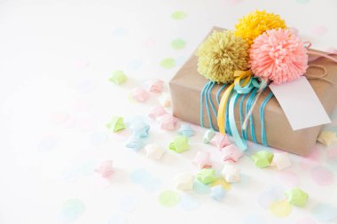 Renkli kurdeleler ve ponpon ile renkli hediye kutuları. Beyaz backg