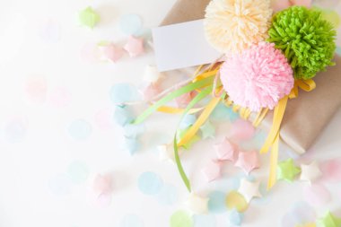 Renkli kurdeleler ve ponpon ile renkli hediye kutuları. Beyaz backg