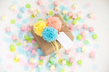 Çok renkli konfeti. Hediye. Kraft kağıt kutusu.