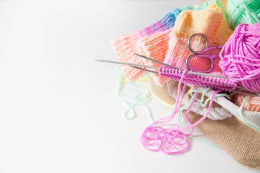 Renkli iplik topları. Yukarıdan bak. Gökkuşağı renkleri. Her renkten. Örgü örmek için iplik. İplik derileri.