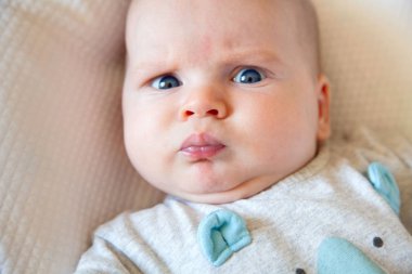 Bebek giyim, banyo malzemeleri, oyuncaklar ve sağlık bakım aksesuarları ile sarı arka plan üzerinde. Liste veya genel bilgileri hamilelik ve bebek duş alışveriş diliyorum. Yukarıdan görüntüleyin. Çocuk besleme değiştirme ve banyo