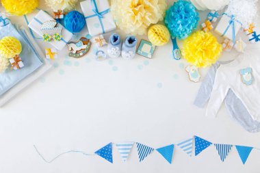 Bebek giyim, banyo malzemeleri, oyuncaklar ve sağlık bakım aksesuarları ile sarı arka plan üzerinde. Liste veya genel bilgileri hamilelik ve bebek duş alışveriş diliyorum. Yukarıdan görüntüleyin. Çocuk besleme değiştirme ve banyo