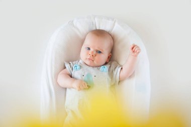 Bebek giyim, banyo malzemeleri, oyuncaklar ve sağlık bakım aksesuarları ile beyaz sarı. Liste veya genel bilgileri hamilelik ve bebek duş alışveriş diliyorum. Yukarıdan görüntüleyin. Çocuk besleme değiştirme ve banyo