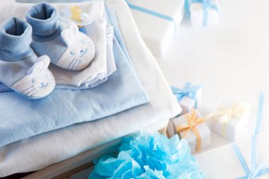 Liste veya genel bilgileri hamilelik ve bebek duş alışveriş diliyorum. Yukarıdan görüntüleyin. Beyaz ahşap büyük tahta