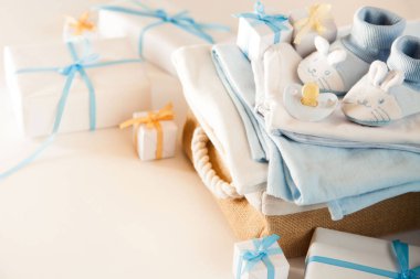 Liste veya genel bilgileri hamilelik ve bebek duş alışveriş diliyorum. Yukarıdan görüntüleyin. Beyaz ahşap büyük tahta