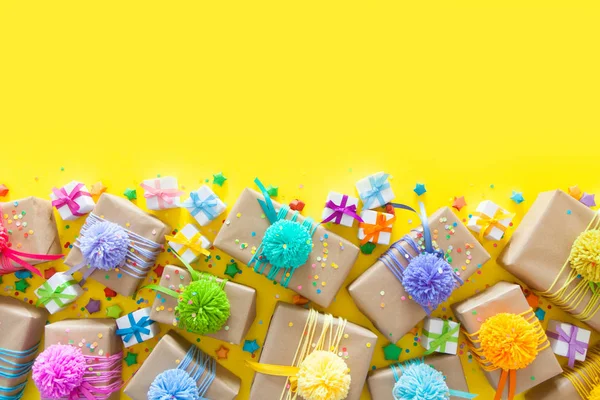 Farbige Geschenkboxen Mit Bunten Bändern Und Bommel Gelb Zurück — Stockfoto