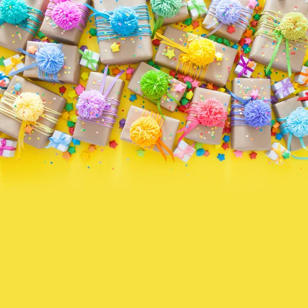 Gekleurde Geschenkdozen Met Kleurrijke Linten Pompon Geel Terug — Stockfoto