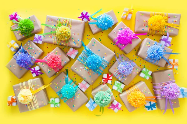 Χρωματισμένα Κιβώτια Δώρων Πολύχρωμες Κορδέλες Και Φούντα Κίτρινο Πίσω — Φωτογραφία Αρχείου