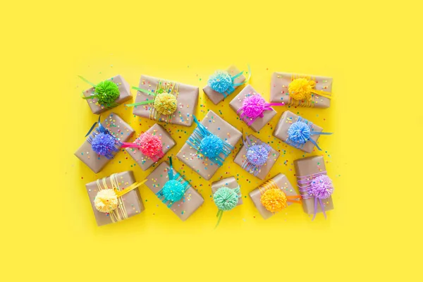 Cajas Regalo Colores Con Cintas Colores Pompón Espalda Amarilla — Foto de Stock