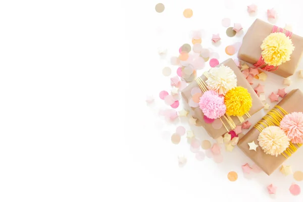 Gekleurde Geschenkdozen Met Kleurrijke Linten Pompon Witte Backg — Stockfoto