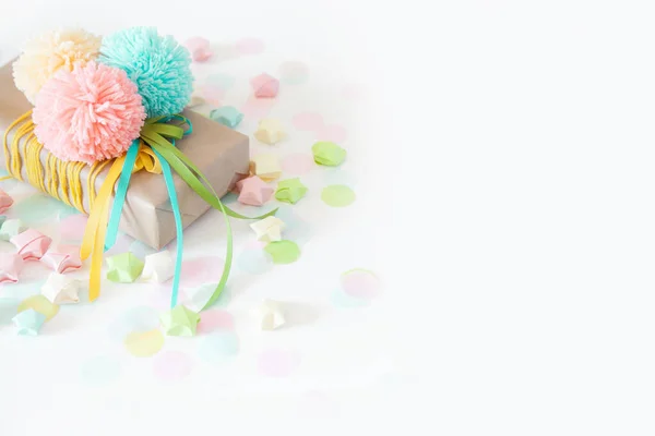 Χρωματισμένα Κιβώτια Δώρων Πολύχρωμες Κορδέλες Και Φούντα Λευκό Backg — Φωτογραφία Αρχείου