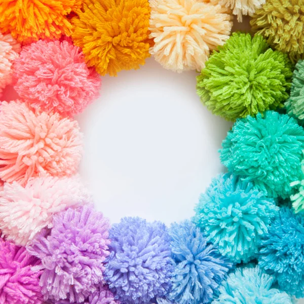 Guirlanda Uma Coroa Pompons Coloridos Fio Brilhante Cores Pastel — Fotografia de Stock