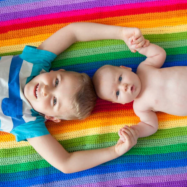 Pojkarna Liggande Leende Och Hålla Händerna Rainbow Filt Bröderna Äldre — Stockfoto