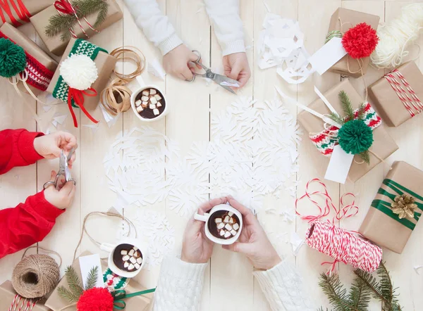 Preparándose Para Navidad Decoración Cajas Regalo Navideñas Copos Nieve Papel —  Fotos de Stock