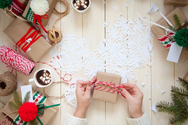 Preparándose Para Navidad Decoración Cajas Regalo Navideñas Copos Nieve Papel — Foto de Stock