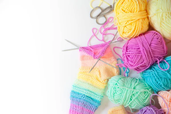 Gekleurde Bollen Garen Zicht Van Bovenaf Regenboog Kleuren Alle Kleuren — Stockfoto