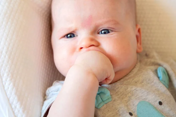 Baby Gul Bakgrund Med Kläder Toalettartiklar Leksaker Och Hälso Och — Stockfoto