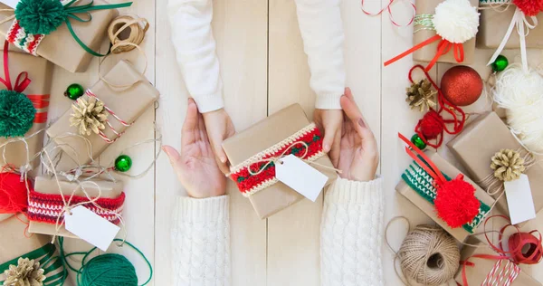 Geschenken Verpakt Kraft Papier Rode Groene Kleuren — Stockfoto