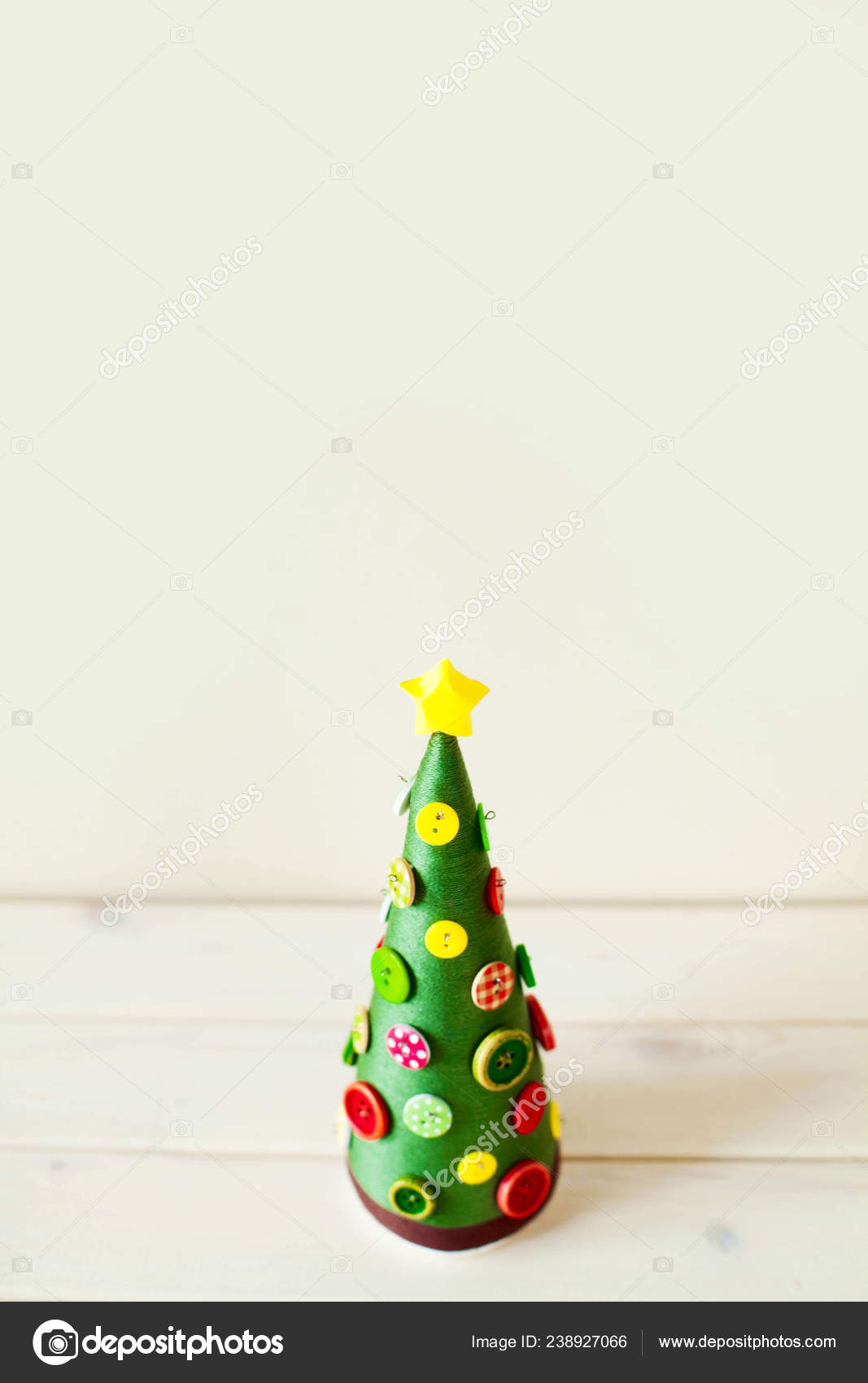 Cones Alternativos Árvore Natal Árvore Natal Feita Fios Fios Árvore fotos,  imagens de © dalivl@ #238927066