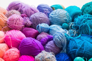 Renkli iplik topları. Örgü iğneleri. Tığ işi iplik.