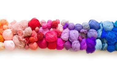 Renkli iplik topları. Örgü iğneleri. Tığ işi iplik.