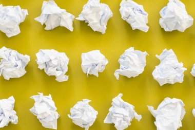 Renkli bir arka plan üzerinde buruşuk Kağıt yığını.