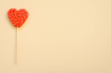 Kırmızı ve pembe lolipop. Kalp şeklinde şeker.